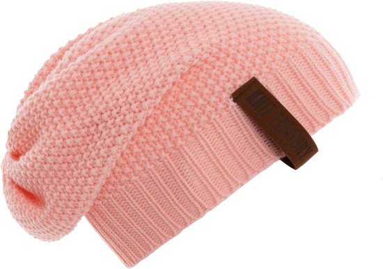 Lichtroze gebreide beanie muts met omslag en bruin leren label.