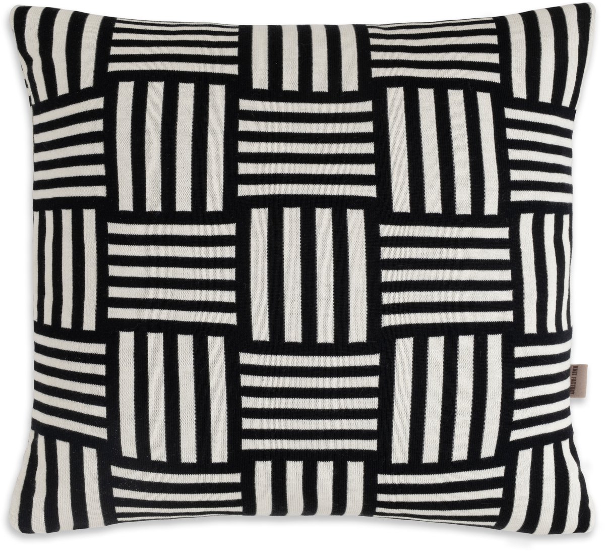 Knit Factory Dash Sierkussen - Vierkant kussen - Kussen woonkamer - Bank kussen - Decoratie kussen - Modern - Ecru/Zwart - 50x50 cm - Superzacht - Geblokt/Gestreept - Kussenhoes inclusief kussenvulling