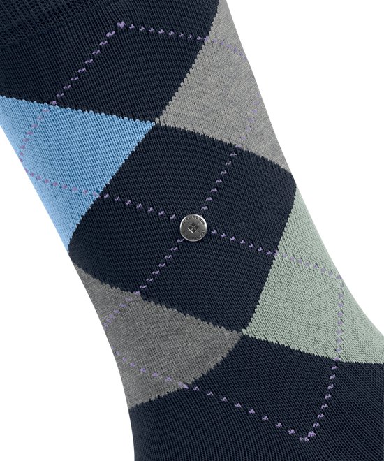 Detail van een donkerblauwe sok met argyle-ruiten in lichtblauw, grijs, groen en zilverkleurige knoop.