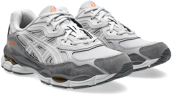 Grijze ASICS Gel-NYC sneakers met witte en antracietkleurige accenten.