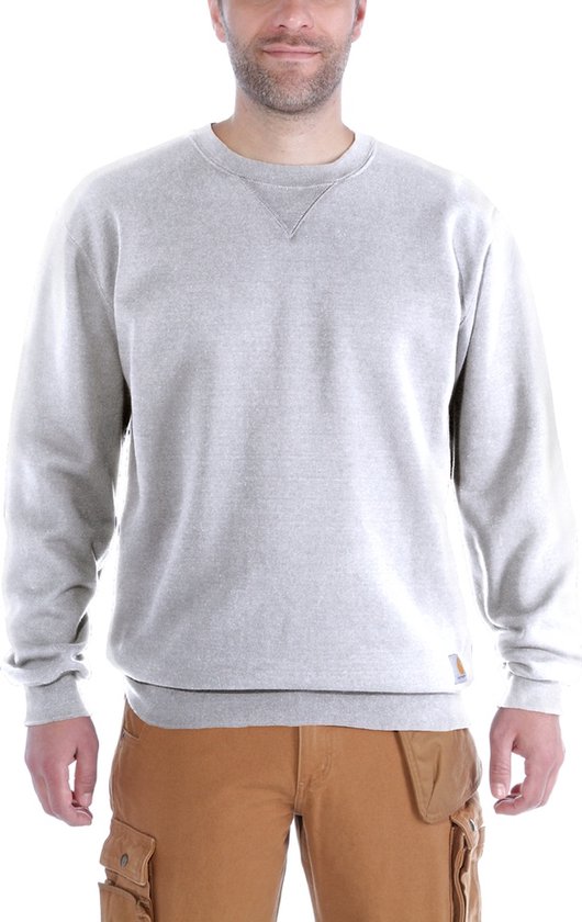 Man in grijze crewneck sweater van Carhartt met beige cargo broek.