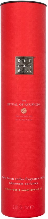 Rode kartonnen verpakking voor 'The Ritual of Ayurveda' geurstokjes, met tekst in goud.