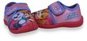 Roze Paw Patrol pantoffels met klittenbandsluiting, versierd met afbeeldingen van Skye, Everest en Marshall.
