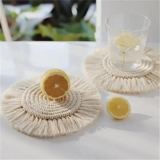 3pcs handgemaakte Macrame Coasters Set, ronde katoenen touw geweven ontwerp met franje, wit, grijs en beige kleuren, Boho Home Decor van Merkloos — afbeelding 2
