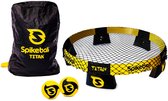 Een opgebouwd, rond Spikeball TITAN spel met zwarte en gele accenten, naast een draagtas en twee ballen.