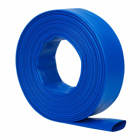 Opgerolde blauwe afvoerslang, de opening is naar de zijkant gekeerd.