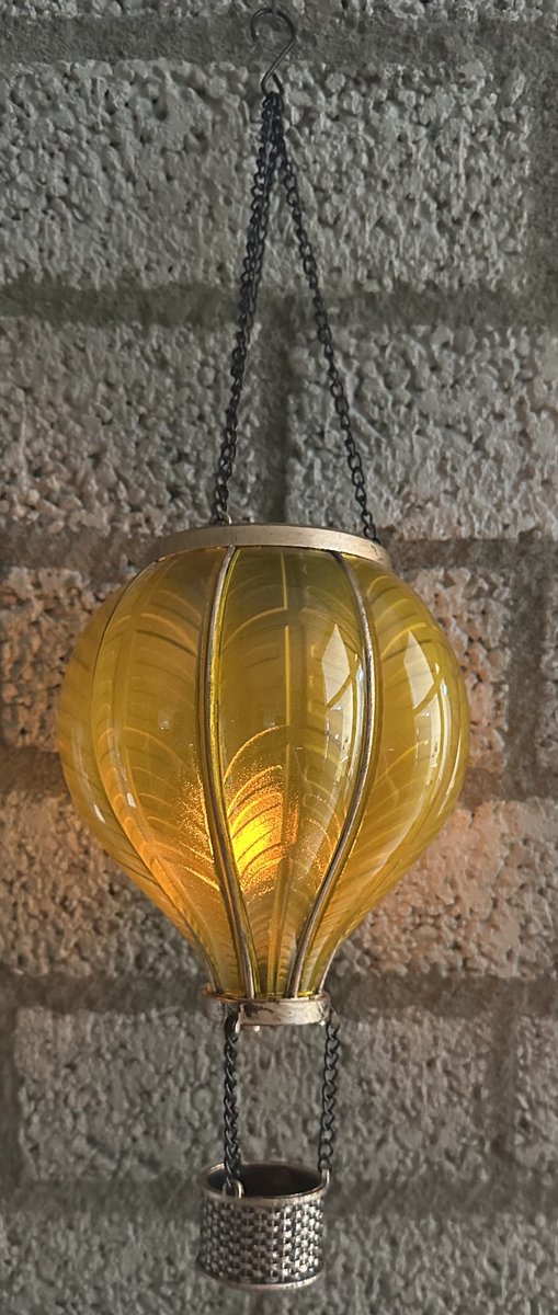 Decoratieve solarlamp luchtballon " met flame LED " - geel - kunststof - hangend model - hoogte 37 x dia 11 cm - Tuindecoratie - Tuinverlichting