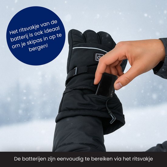 Zwarte R2B handschoenen met een hand die een batterij in het ritsvak opbergt, ideaal voor skipassen.