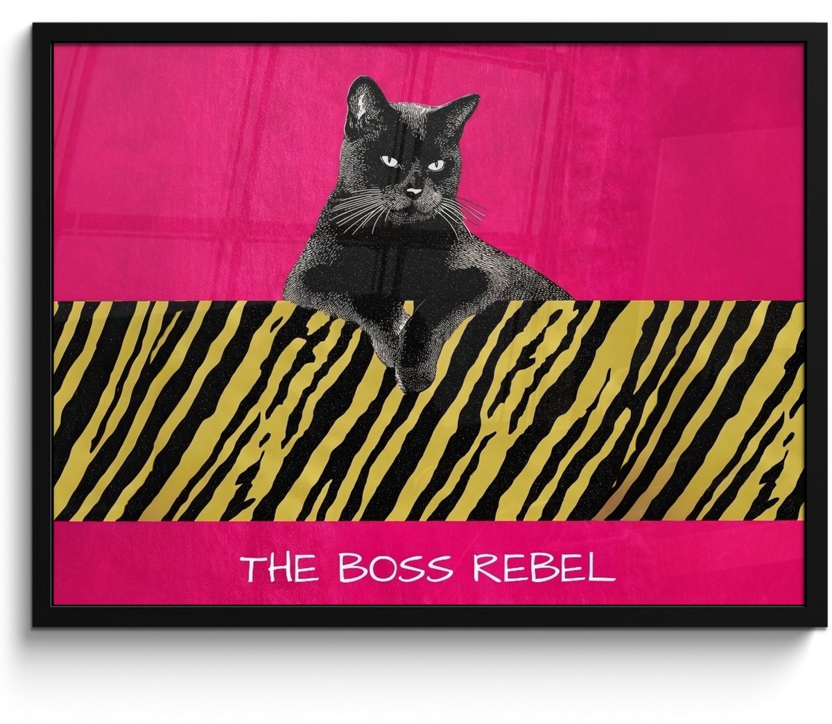 FrameYourWall Poster in lijst - Fotolijst 80x60 cm - Posters - Kat - Baas - Roze - Tijgerprint - Posterlijst zwart - Decoratie - Wanddecoratie woonkamer - Muurdecoratie slaapkamer Kat - Tekst