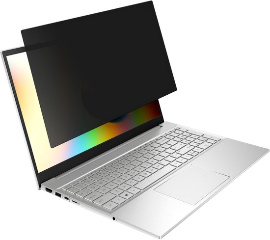Een privacyfilter wordt op een opengeklapte, zilverkleurige laptop geplaatst, met een regenboogkleurige gloed op het scherm.