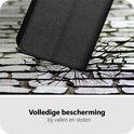 Étui de téléphone noir sur une surface en pierre, avec des fissures montrant la protection contre les chutes.