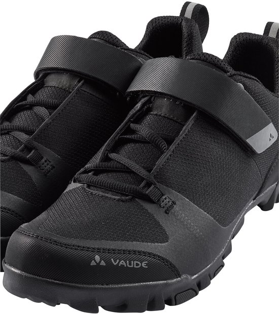 Gros plan sur une chaussure de vélo noire avec fermeture velcro, lacets et logo VAUDE.