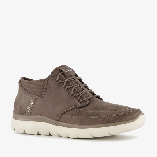 Bruine suède Skechers sneaker met vetersluiting, witte zool en 'Skechers Slip-ins' logo op de zijkant.