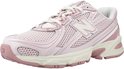 Roze New Balance sneaker met witte 'N' logo en beige accenten.