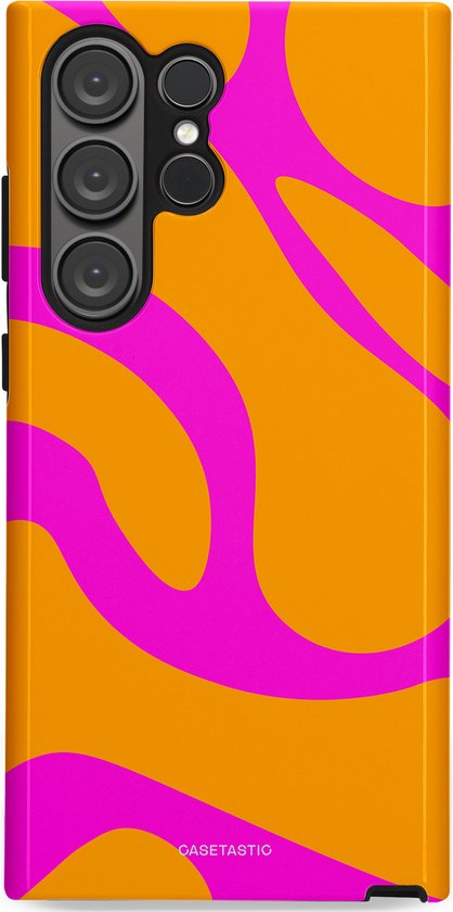 Coque de téléphone avec fond orange et motifs ondulés roses. Lentille de caméra visible.