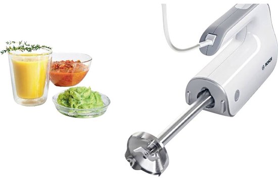 Witte handmixer met stroomkabel, naast drie kommetjes met eten.