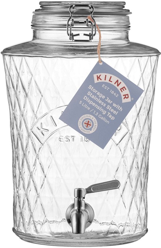 Glazen drankdispenser met ruitpatroon en zilveren kraantje, met een kaartje met productinformatie.