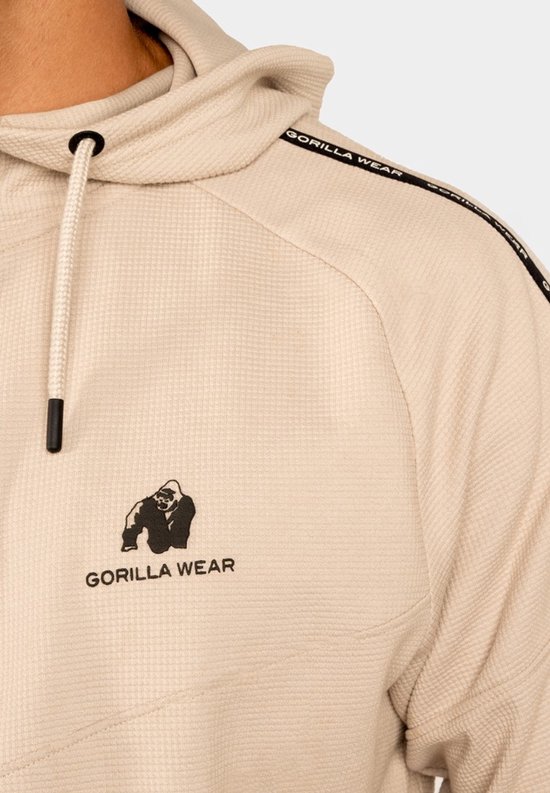 Detail van beige hoodie met rits, Gorilla Wear logo en tape op de schouder.