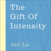 Boekomslag met de titel "The Gift Of Intensity" en de auteur "Imi Lo" op een blauwe achtergrond met een gele rand.