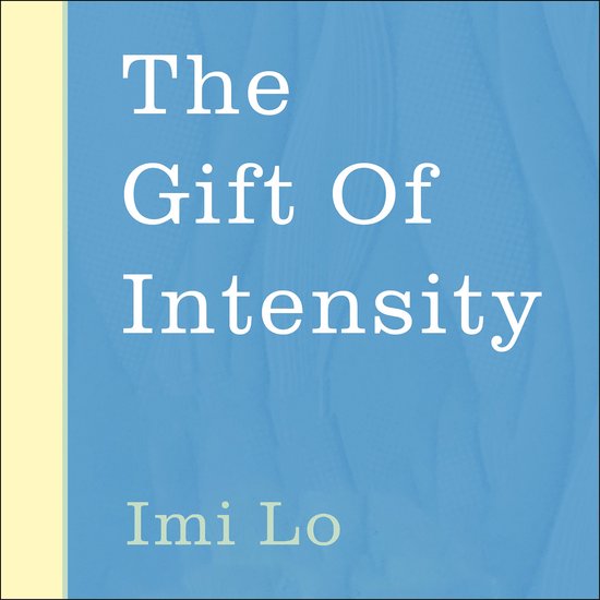 Boekomslag met de titel "The Gift Of Intensity" en de auteur "Imi Lo" op een blauwe achtergrond met een gele rand.