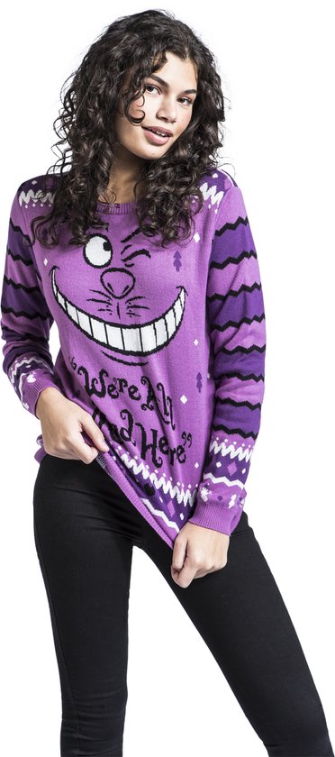 Model draagt paarse Cheshire Cat trui met de tekst 'We're All Mad Here' en zwarte broek.