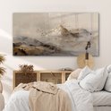 Glazen schilderij van een mistig berglandschap met goudkleurige penseelstreken en vliegende vogels, hangend boven een houten kast in een slaapkamer.