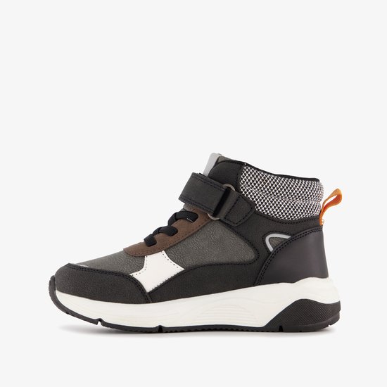 Blauwe doos hoge jongens sneaker in zwart en grijs met oranje accenten, klittenbandsluiting.