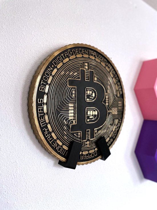 Zwarte Bitcoin munt met gouden details, zwevend aan een witte muur.