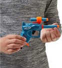 Kind houdt blauwe Nerf Elite 2.0 Ace SD-1 blaster vast met oranje details.