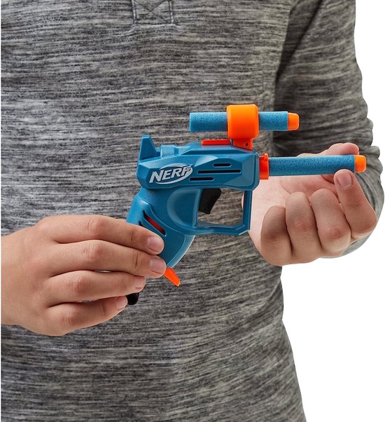 Kind houdt blauwe Nerf Elite 2.0 Ace SD-1 blaster vast met oranje details.