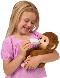 Meisje met blond haar geeft een bruine knuffel aapje een flesje.