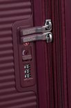 Bordeauxrode koffer met ritssluiting en TSA-combinatieslot met "AMERICAN TOURISTER" logo.