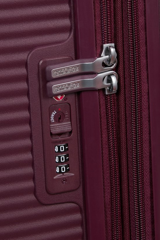 Bordeauxrode koffer met ritssluiting en TSA-combinatieslot met "AMERICAN TOURISTER" logo.