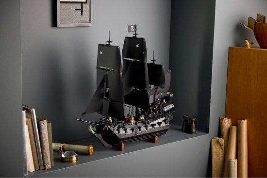 Le navire pirate LEGO du Capitaine Jack Sparrow avec des voiles noires, sur une étagère.