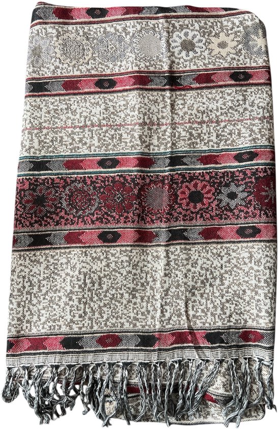 Écharpe avec des fleurs et des rayures en rouge, gris et noir. Franges en bas.