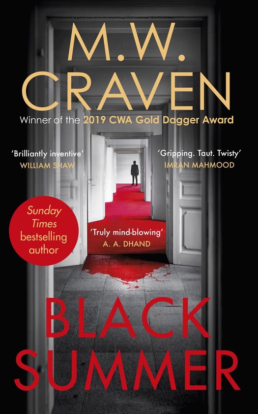 Boek 'Black Summer' van M.W. Craven. Een donkere gang met rode vlekken op de vloer, een man op afstand.