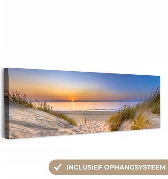 Panoramische zonsondergang op het strand met duinen en gras, inclusief ophangsysteem.