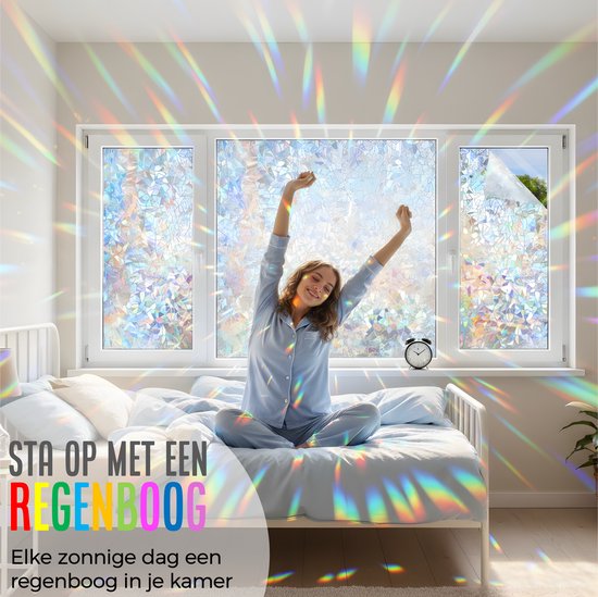 Vrouw in slaapkamer strekt zich uit voor raam met prisma scherven raamfolie. Regenboog effect.