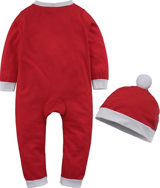 Een rode kerstman romper met witte randen, naast een bijpassende muts met witte rand en pompon.
