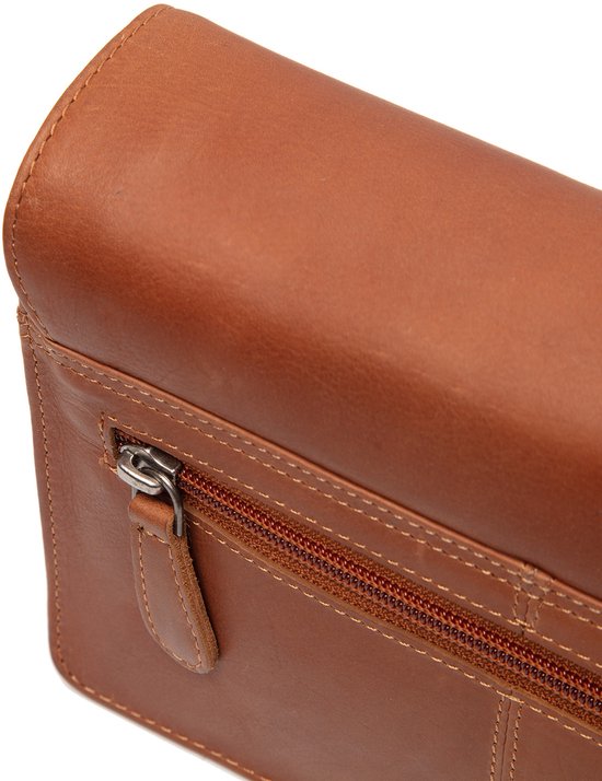 Close-up van een cognac kleurige leren tas met een ritssluiting en bruine stiksels.