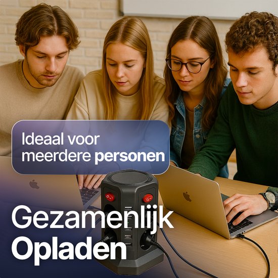 Vier studenten met laptops rond een tafel, met een zwarte stekkerdoos in het midden.