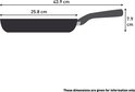 Zij-aanzicht van zwarte koekenpan met handvat. Afmetingen: 43,9 cm lengte, 25,8 cm diameter, 7,9 cm hoogte.