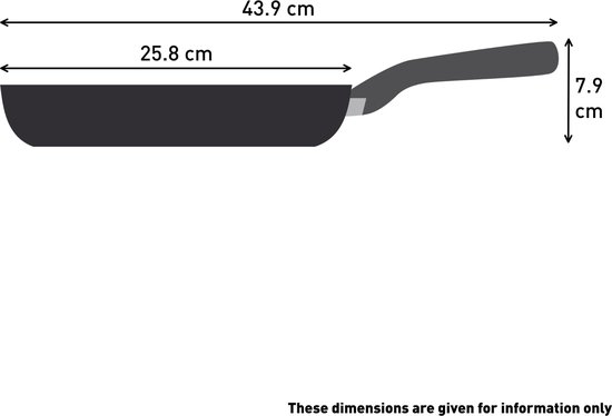 Zij-aanzicht van zwarte koekenpan met handvat. Afmetingen: 43,9 cm lengte, 25,8 cm diameter, 7,9 cm hoogte.