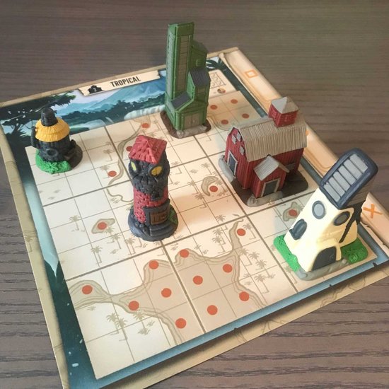 Spelbord met vierkante vakken, waarop een boerderij, vuurtoren en moderne gebouwen staan.