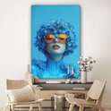 Portrait bleu d'une femme avec des lunettes orange et des fleurs, sur un mur avec des chaises.