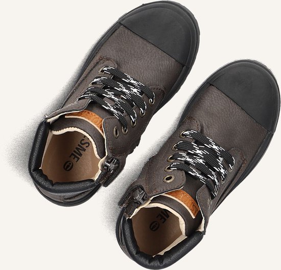 Twee donkerbruine leren veterboots met zwarte neus, zwart-witte veters en ritsen, bekeken van bovenaf.
