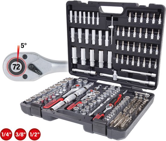 Een open gereedschapskoffer met zilverkleurige doppen en ratels met rode handvatten. Close-up van een ratel met "72" en maten.