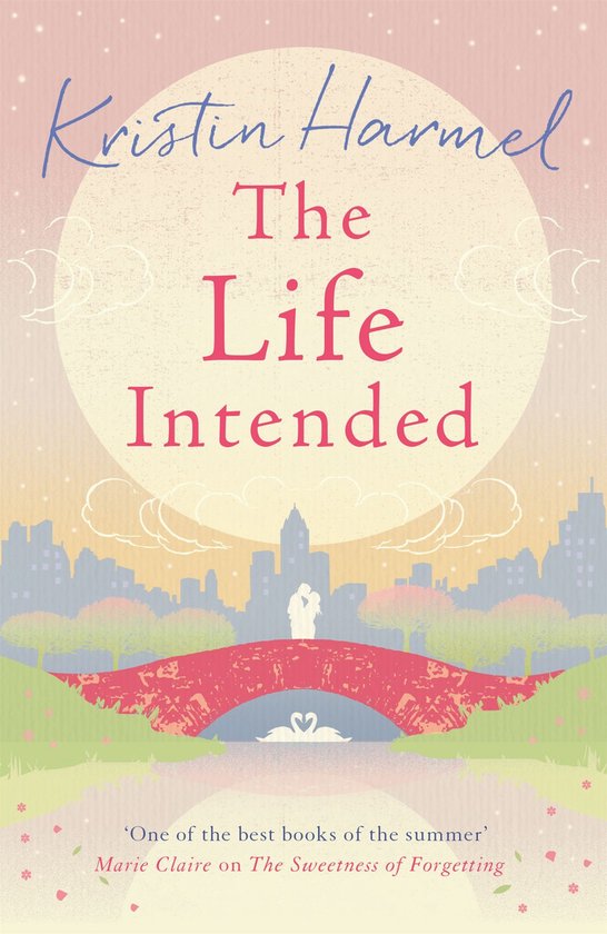 Couverture de livre "The Life Intended" par Kristin Harmel. Illustration romantique d'un pont avec deux cygnes et une ville en arrière-plan.