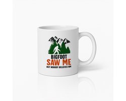 Bigfoot Saw Me Koffiemok 330ml – Grappige Sasquatch Mok met Bergen Ontwerp – Uniek Cadeau voor Cryptid- & Avontuurliefhebbers