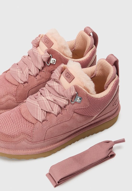 Roze UGG sneakers met losse veters, suède, mesh en faux fur voering.